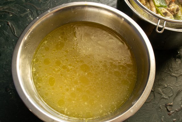 Готовый бульон процеживаем Готовый бульон процеживаем