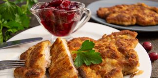 Быстрый шницель из свинины с клюквенным соусом