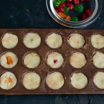 Закрываем цукаты кусочком марципана Закрываем цукаты кусочком марципана