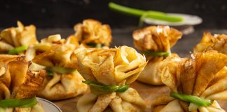 Эффектные блинные мешочки с начинкой