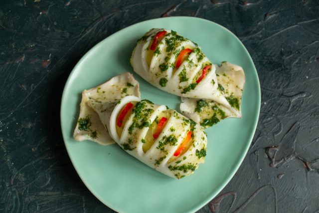 Фаршированные кальмары с начинкой из картофельного пюре готовы Фаршированные кальмары с начинкой из картофельного пюре готовы