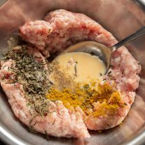 Добавляем соль по вкусу и сухую приправу для свинины Добавляем соль по вкусу и сухую приправу для свинины