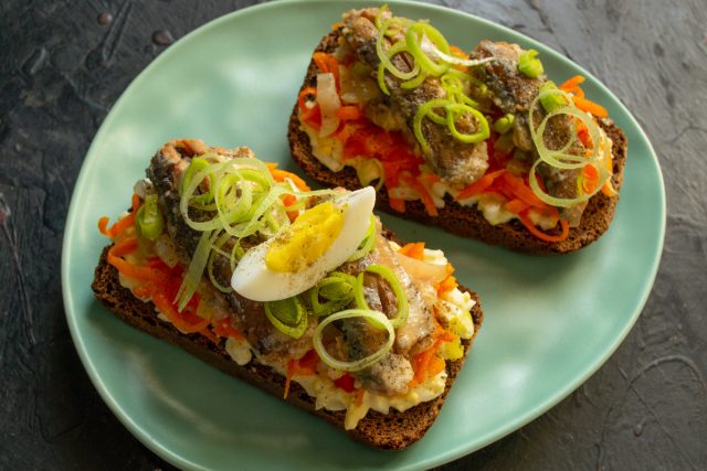 Вкусные бутерброды с сардинами и овощами готовы Вкусные бутерброды с сардинами и овощами готовы