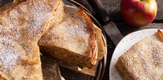 Простой блинный торт с яблоками и корицей