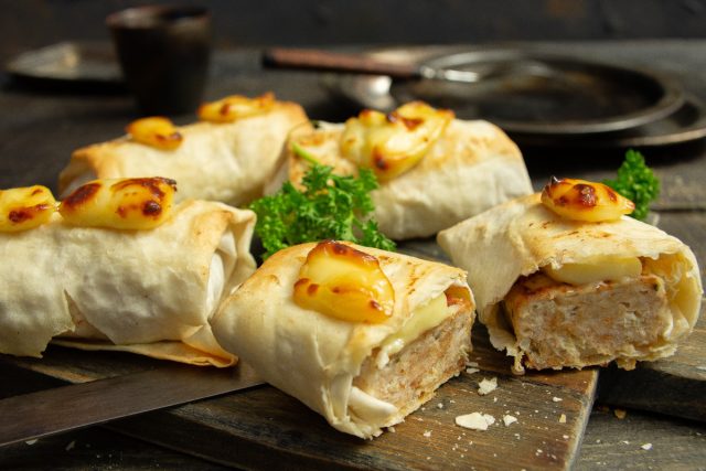 Сочные куриные котлеты в тонком лаваше с сыром Сочные куриные котлеты в тонком лаваше с сыром