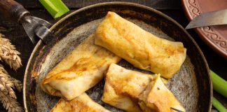 Тонкие блинчики с картошкой, жареным луком и фасолью