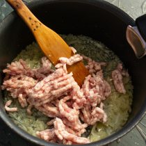 Добавляем мясной фарш Добавляем мясной фарш