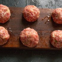 Лепим круглые фрикадельки Лепим круглые фрикадельки