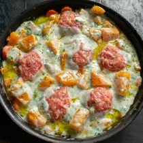 Укладываем фрикадельки между овощами, заливаем соусом и снова отправляем в разогретую духовку Укладываем фрикадельки между овощами, заливаем соусом и снова отправляем в разогретую духовку