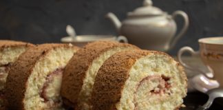 Нежный бисквитный рулет с масляным кремом и малиновым джемом