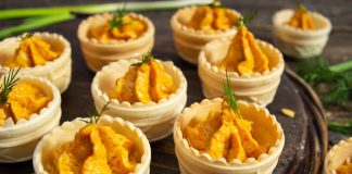 Вкусная закуска «Тарталетки с сельдью»