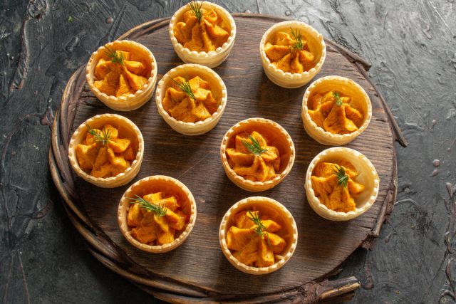 Вкусная закуска «Тарталетки с сельдью» готовы Вкусная закуска «Тарталетки с сельдью» готовы