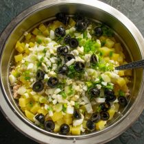 Маринованные оливки или маслины нарезаем колечками, добавляем нарезанные яйца Маринованные оливки или маслины нарезаем колечками, добавляем нарезанные яйца