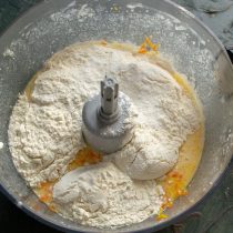 Добавляем к ингредиентам пшеничную муку и разрыхлитель теста Добавляем к ингредиентам пшеничную муку и разрыхлитель теста