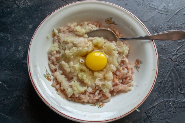 Разбиваем в миску куриное яйцо, оно скрепит все ингредиенты и котлеты не развалятся