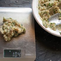 Тщательно вымешиваем фарш, делаем из него котлеты. На одну котлету понадобится 90-120 г фарша
