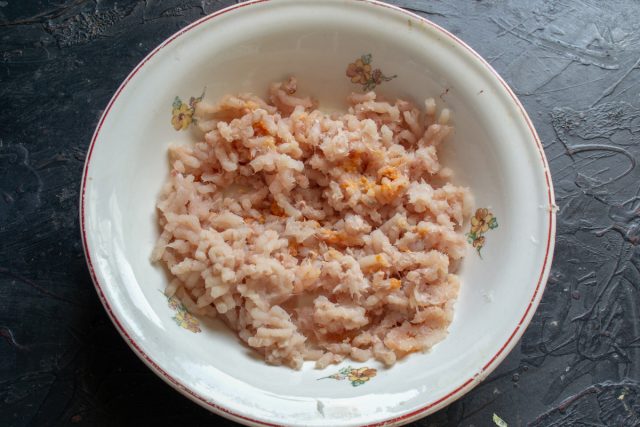 Рыбное филе пропускаем через мясорубку. Следом за рыбой пропускаем через мясорубку нарезанные кубиками луковицу и стебли сельдерея