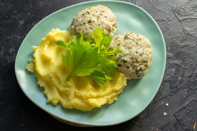 Подаём рыбные котлеты с сельдереем тёплыми, пышное и нежное картофельное пюре лучший гарнир к этому блюду. Приятного аппетита!