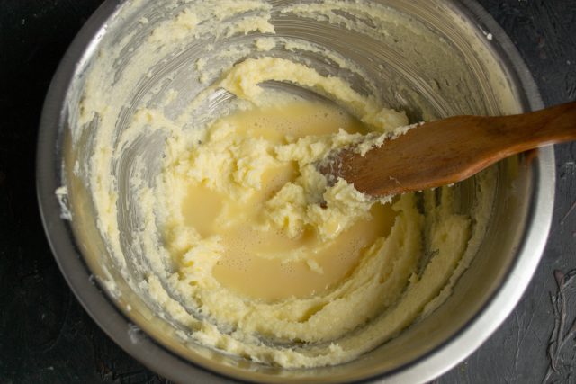 Насыпаем в миску белый сахар, добавляем порезанное кубиками сливочное масло. Растираем масло с сахаром, добавляем половину большого куриного яйца Насыпаем в миску белый сахар, добавляем порезанное кубиками сливочное масло. Растираем масло с сахаром, добавляем половину большого куриного яйца