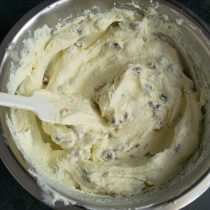 Хорошо вымешиваем массу, чтобы сухофрукты распределились по всему объёму Хорошо вымешиваем массу, чтобы сухофрукты распределились по всему объёму