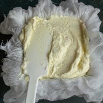 Выкладываем в пасочницу творожную массу, укрываем свисающими краями марли Выкладываем в пасочницу творожную массу, укрываем свисающими краями марли