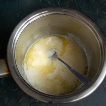 Растапливаем сливочное масло, чуть остужаем, добавляем белый шоколад Растапливаем сливочное масло, чуть остужаем, добавляем белый шоколад
