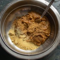 Добавляем по половине чайной ложки молотой корицы и имбирного порошка