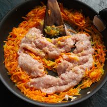 Добавляем мясной фарш, разминаем лопаткой, чтобы не собирался в комки Добавляем мясной фарш, разминаем лопаткой, чтобы не собирался в комки