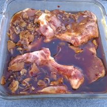 Сам маринад после жарки мяса не выбрасывать! Его хорошо заквасить с крапивой или другой травой и потом использовать как подкормку для любых садовых, огородных и цветочных растений Сам маринад после жарки мяса не выбрасывать! Его хорошо заквасить с крапивой или другой травой и потом использовать как подкормку для любых садовых, огородных и цветочных растений