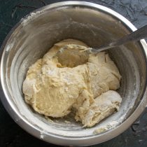 Замешиваем мягкое и пластичное тесто. Накрываем миску пищевой пленкой и убираем Замешиваем мягкое и пластичное тесто. Накрываем миску пищевой пленкой и убираем