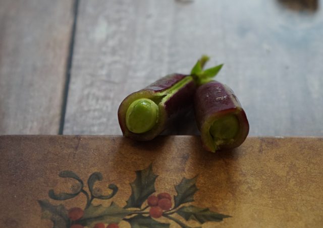 Сахарный горох (Pisum sativum var. макрокарпон) представляет собой нечто среднее между обычным горохом и «снежным» горохом мангетоут. У него внутри находятся горошины немного крупнее, чем у «снежного» гороха Сахарный горох (Pisum sativum var. макрокарпон) представляет собой нечто среднее между обычным горохом и «снежным» горохом мангетоут. У него внутри находятся горошины немного крупнее, чем у «снежного» гороха