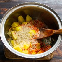 Насыпаем пропаренный рис. С пропаренным рисом получается вкуснее, он не разваривается в кашу Насыпаем пропаренный рис. С пропаренным рисом получается вкуснее, он не разваривается в кашу