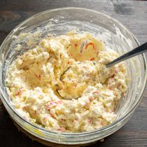 По вкусу солим, хорошо перемешиваем паштет, он должен получиться густым По вкусу солим, хорошо перемешиваем паштет, он должен получиться густым