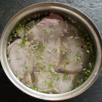 Кладём в кастрюлю курицу, вливаем холодную воду Кладём в кастрюлю курицу, вливаем холодную воду