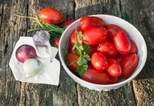 Гибрид томата «F1 Марина» для настоящих ценителей вкуса и домашних заготовок