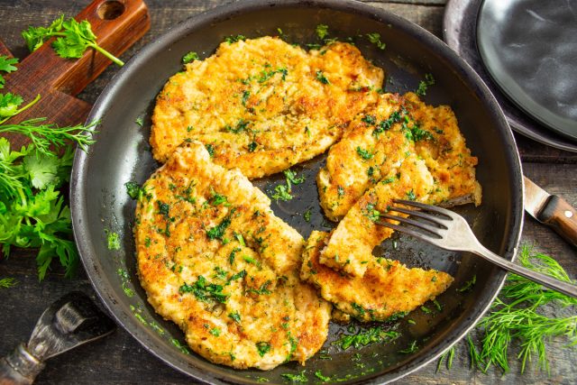 Куриные шницели с кинзой и сливочным маслом Куриные шницели с кинзой и сливочным маслом