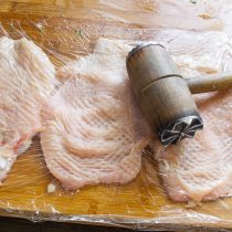 Накрываем шницели пищевой пленкой и отбиваем мясным молоточком с двух сторон. Накрываем шницели пищевой пленкой и отбиваем мясным молоточком с двух сторон.