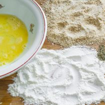 Готовим смесь для панировки. Готовим смесь для панировки.