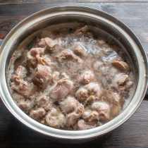 Отваренные куриные желудки откидываем на дуршлаг, промываем желудки проточной водой. Отваренные куриные желудки откидываем на дуршлаг, промываем желудки проточной водой.