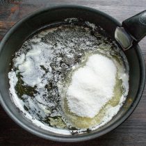 Кладем в сковороду сливочное масло, растапливаем, насыпаем сахарный песок. Кладем в сковороду сливочное масло, растапливаем, насыпаем сахарный песок.