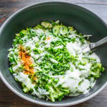 Насыпаем соль, сахарный песок и острый красный перец. Насыпаем соль, сахарный песок и острый красный перец.